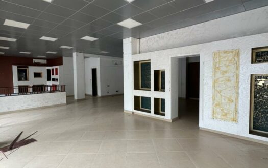 Show room à louer au Point E.