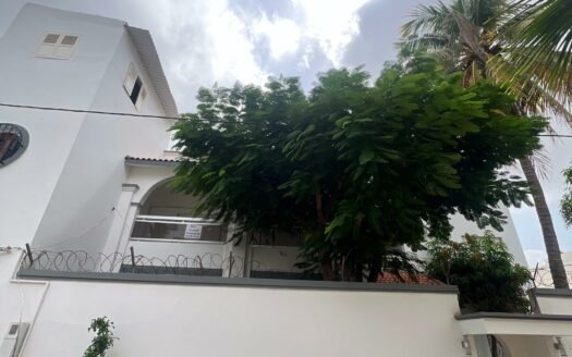 Villa en R+1 à louer à Ngor
