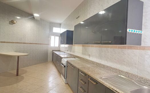 Villa en R+1 à louer à Ngor