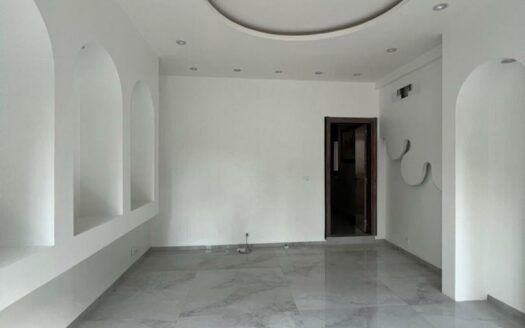 Magasin à louer au Point E