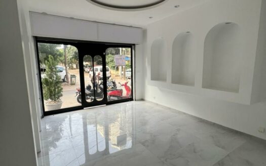 Magasin à louer au Point E