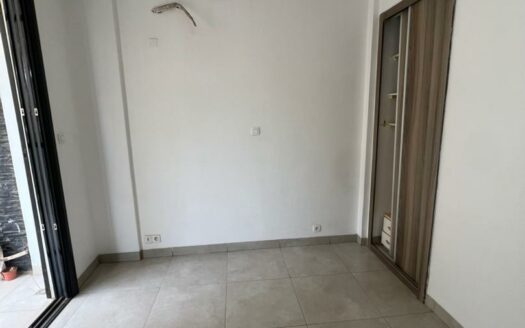 Appartement F4 à louer au Point E