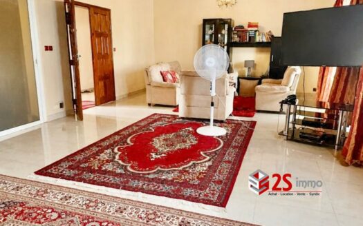 Villa en R+2 à vendre  aux Almadies
