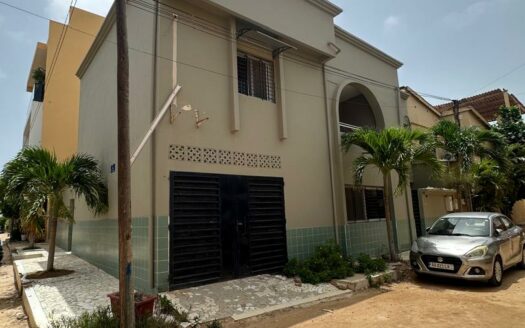 Villa en R+1 à louer à la cité Biagui